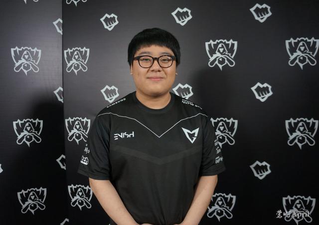 他们凭借球 他们凭借球